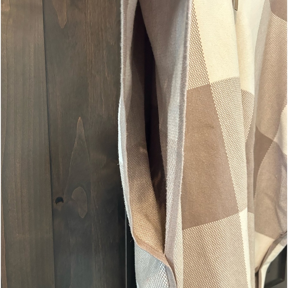 Christian Siriano Fringe Poncho
Mockneck TaupeBuffaloPlaid. XL cream, tan,white - Picture 3 of 4